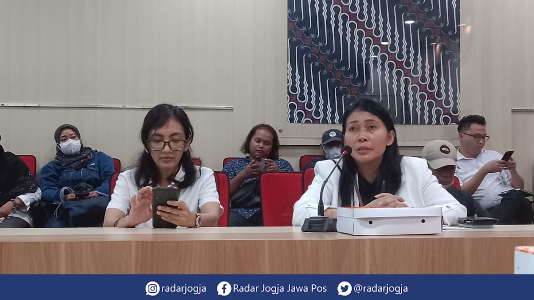 SOSOK : Kepada Disbud Kota Jogja Yetti Martanti saat memberikan paparan di Ruang Yudhistira Balai Kota Jogja, Rabu (31/5). (ANNISSA KARIN/RADAR JOGJA)