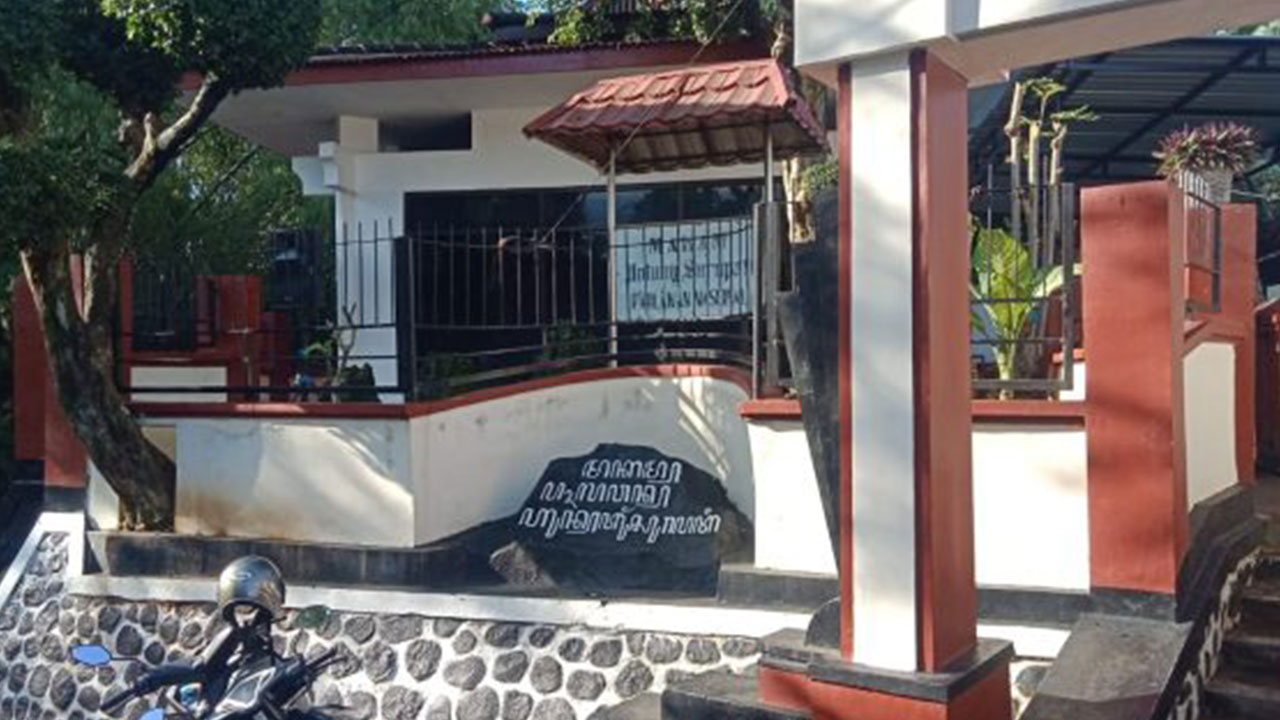 MELAWAN BELANDA: Makam Untung Suropati di Pasuruan, Jawa Timur. Perlawanan dimulai dari Batavia berlanjut ke  Kartasura.