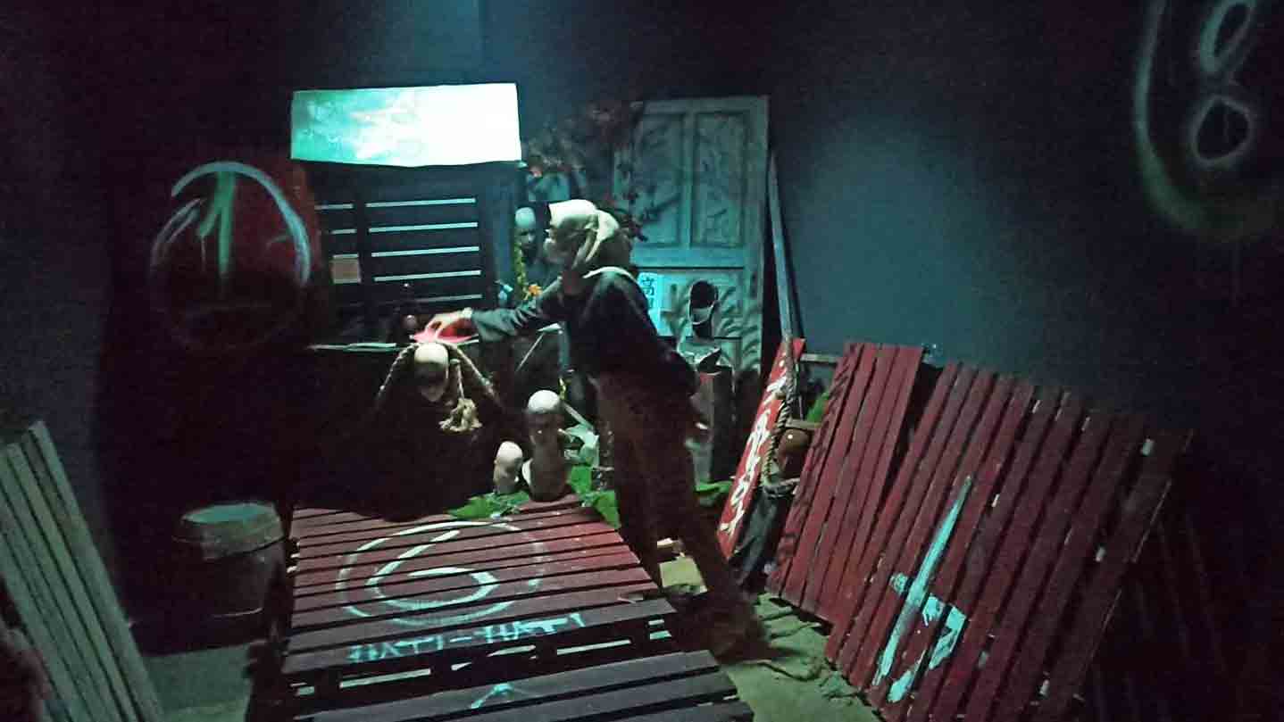 MENCEKAM: Salah satu ruangan bernuansa horor di Ratel Lippo Plaza Jogja lantai 1. (IWA IKHWANUDIN/RADAR JOGJA)