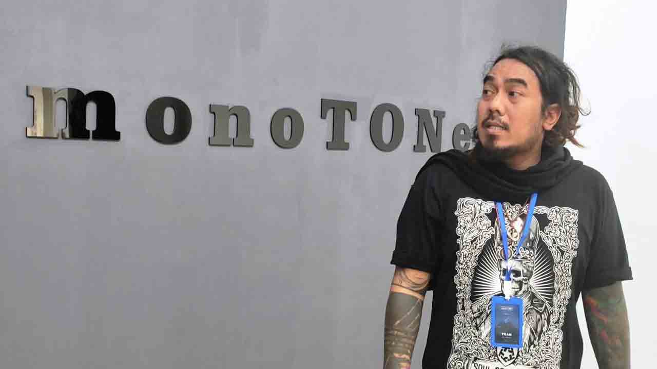 MONOTONE: Sebanyak 13 lukisan karya tunggal R Wisnu D dipamerkan. (ARIEF FOR RADAR JOGJA)