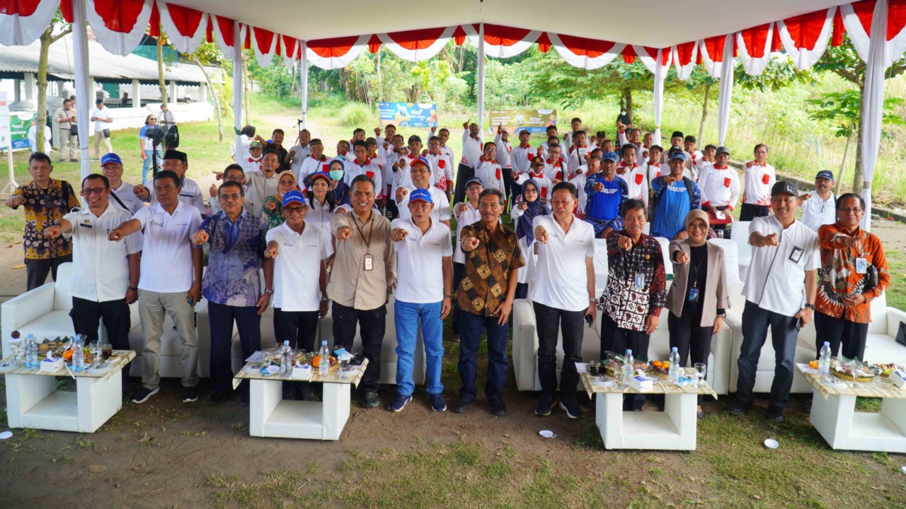 PANEN RAYA: Dukung peningkatan produktivitas tanaman tebu melalui Program Agrosolution, PT Pupuk Kalimantan Timur (Pupuk Kaltim) menggelar panen raya tebu di Sendangtirto, Berbah, Sleman, pada Rabu (10/5). (PKT FOR RADAR JOGJA)