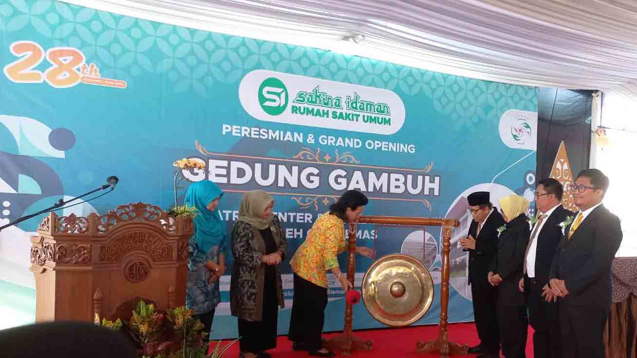 PUKUL GONG: GKR Hemas saat meresmikan Gedung Gambuh, Geriatric Center, dan Rehabilitasi Medik layanan kesehatan baru di RSU Sakina Idaman/ (MEITIKA CANDRA LANTIVA/RADAR JOGJA)