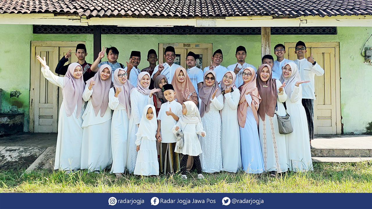 KOMPAK: Momen foto bersama saat syawalan trah Bani H Asropun. Digelar setahun sekali, kegiatan ini memanfaatkan momentum Idul Fitri untuk bertemu sanak saudara. Karena pada hari biasa jarang bisa berkumpul bersama. (Rygen K Yudha/Radar Jogja)