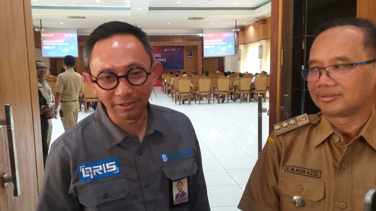 USAI PAPARAN: Wali Kota Magelang Muchamad Nur Aziz didampingi Deputi Kepala Perwakilan Bank Indonesia Provinsi Jawa Tengah Junanto Herdiawan usai menggelar High Level Meeting Digitalisasi Keuangan dengan Bank Indonesia di Ruang Adipura kemarin (8/5).(Nail