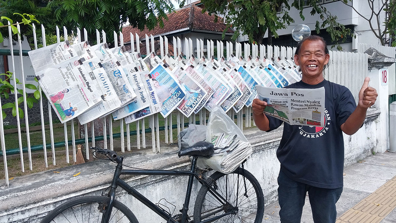 UJUNG TOMBAK: Wajah semringah Sugianto yang konsisten menjajakan koran selama 15 tahun.(Wulan Yanuarwati/Radar Jogja)