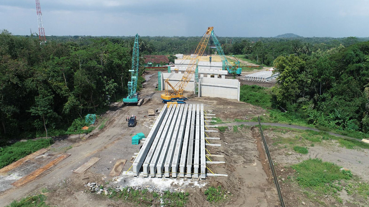 MELAYANG: Proses pembangunan jembatan elevated di Selokan Mataram pada proyek jalan tol Jogja-Bawen seksi 1 Sleman-Banyurejo. Progres konstruksi sudah mencapai 36,14 persen.(Humas JJB untuk Radar Jogja)