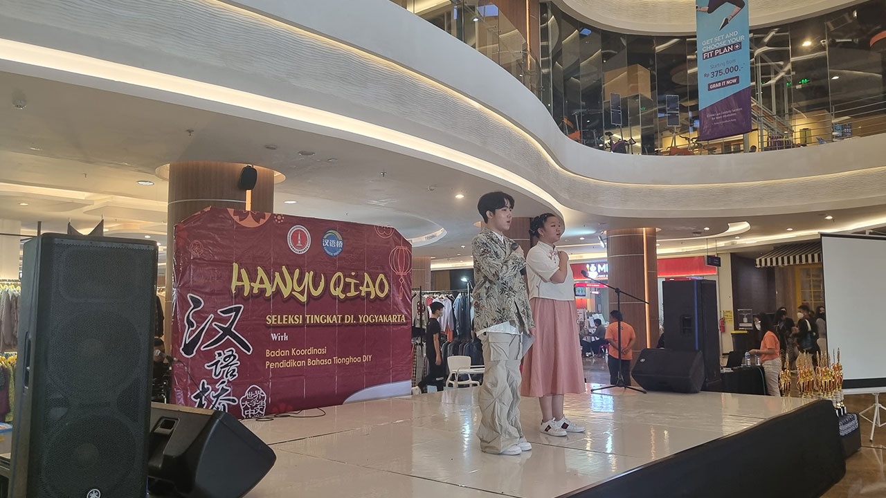 SENI DAN PIDATO: Peserta mengikuti Hanyu Qiao Chinese Bridge atau kompetisi tahunan bahasa Mandarin di Ground Floor Atrium Lippo Plaza Jogja, kemarin (14/5). Ada 25 peserta, terbagi 20 peserta jenjang SMA dan lima dari PT.(Fahmi Fahriza/Radar Jogja)