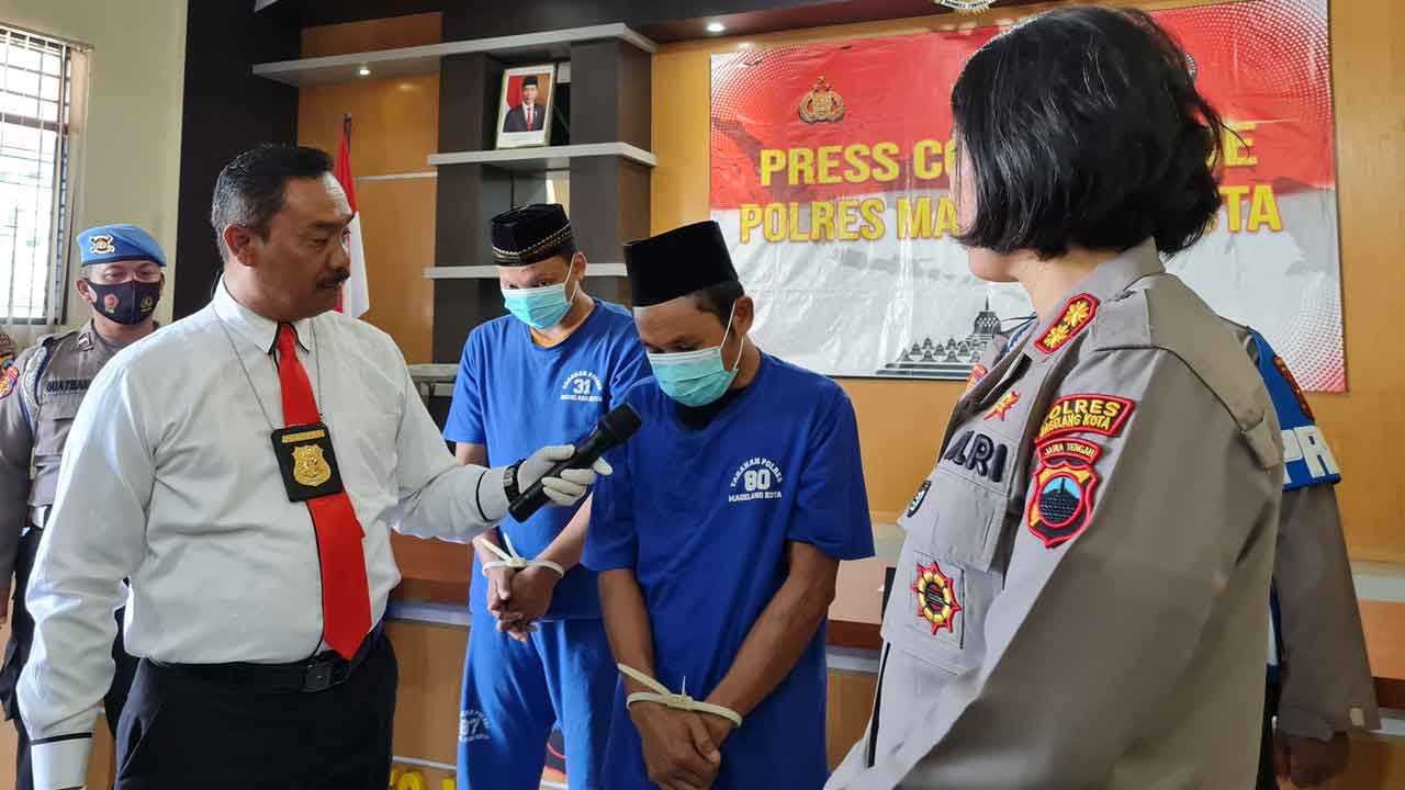 MENUNDUK: Tiga orang yang melakukan aksi pencurian di restoran Mie Gacoan, Magelang Tengah pada Minggu (16/4) lalu akhirnya ditangkap polisi. Namun, masih ada satu pelaku berstatus sebagai daftar pencarian orang (DPO). Naila Nihayah/Radar Jogja