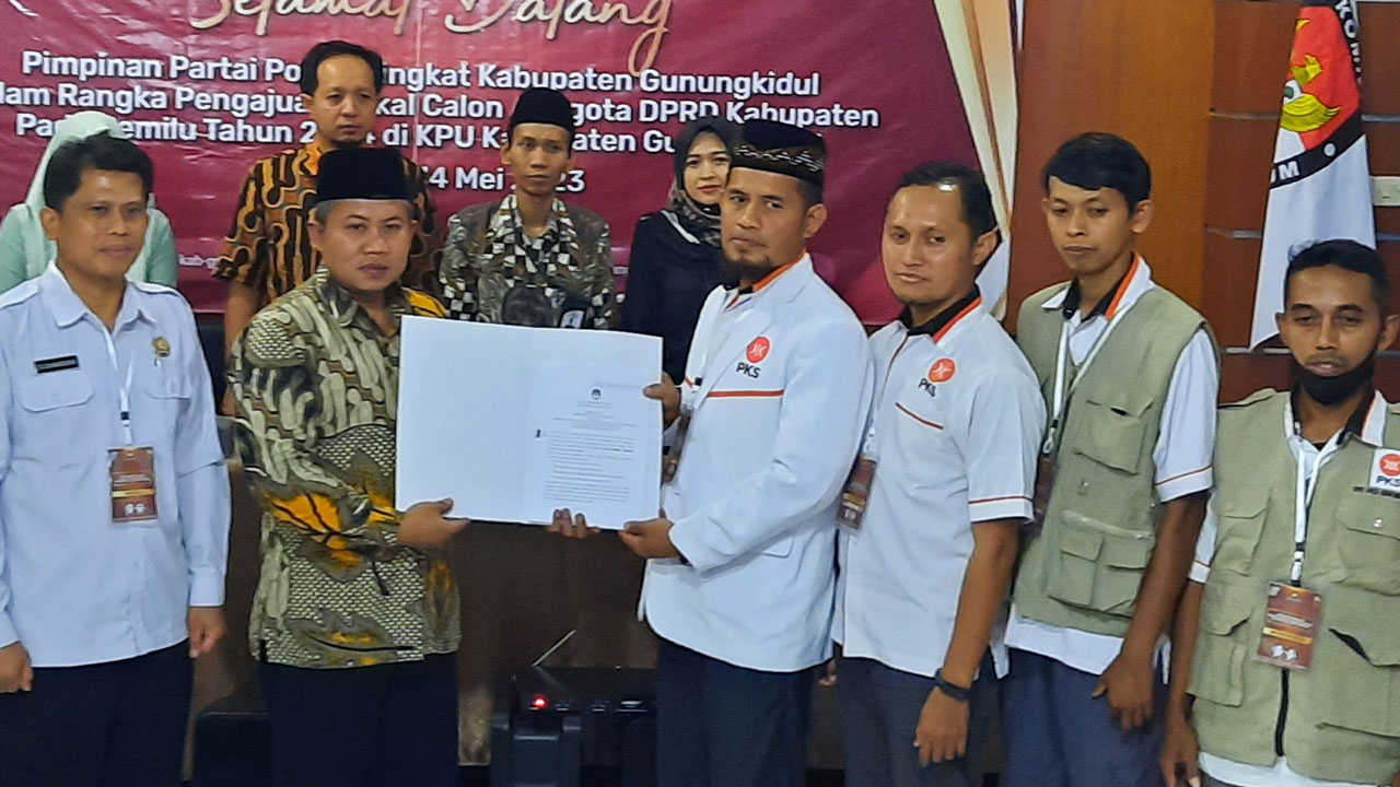 DAFTAR DULUAN: DPD Partai Keadilan Sejahtera (PKS) Gunungkidul resmi mendaftar atau mengajukan bakal calon legislatif (bacaleg) yang akan bertarung pada Pemilu 2024 di kantor KPU Gunungkidul kemarin (10/5).(GUNAWAN/RADAR JOGJA )