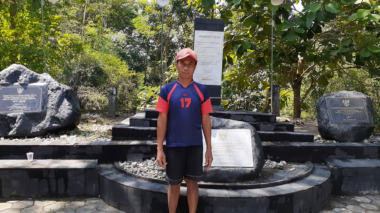 APRESIASI: Kepala BPO DIJ Priya Santosa didampingi Ketua KONI DIJ Djoko Pekik Irianto saat menyerahkan plakat piagam penghargaan kepada atlet balap sepeda Aiman Cahyadi, Rabu (24/5).(Gregorius Bramantyo/Radar Jogja)
