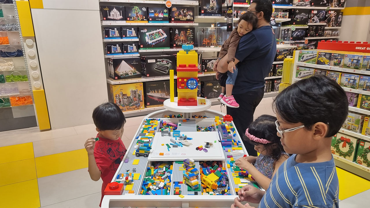 SERU: Anak-anak saat bermain lego di Pakuwon Mall kemarin (28/5). Berbagai promo ditawarkan hingga akhir bulan ini.(Fahmi Fahriza/Radar Jogja )