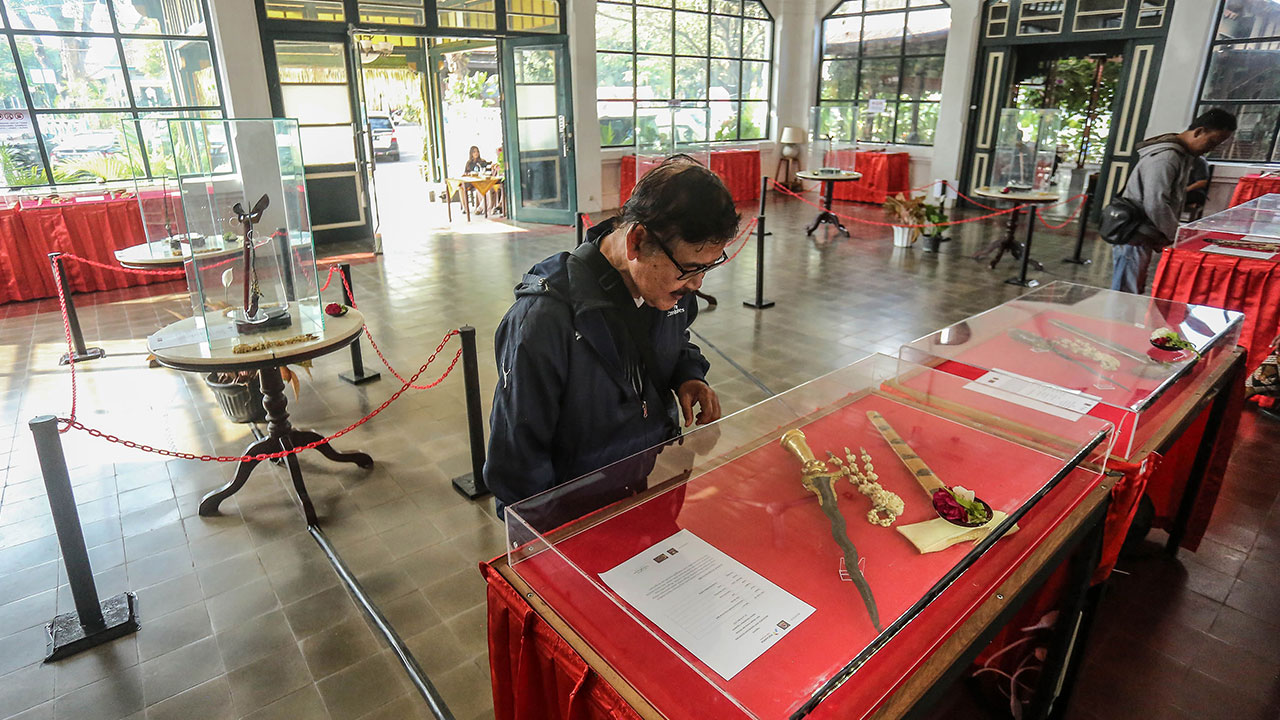WARISAN LELUHUR: Pengunjung mengamati salah satu keris yang dipamerkan dalam Pagelaran Mahakarya Keris Kamarogan Nusantara di Ndalem Poenakawan, Jogja.(Elang Kharisma Dewangga/Radar Jogja)