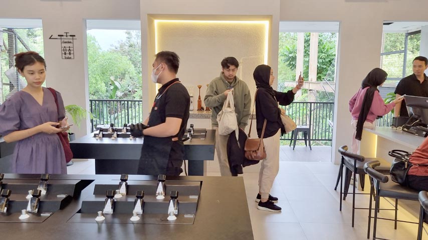 BEBAS PILIH: Lab Art Aromatique, yang ebraeda di akwasan Gejayan, menjadi toko parfum yang membebaskan pengunjung untuk memilih dan custom aroma parfum.Fahmi Fahriza/radar jogja
