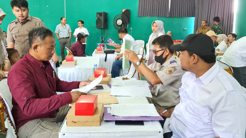 TERIMA UGR: Warga Pabelan, Mungkid menerima uang ganti kerugian (UGR) tahap pertama di Balai Desa Pabelan pada Selasa (9/5) lalu. Naila Nihayah/Radar Jogja