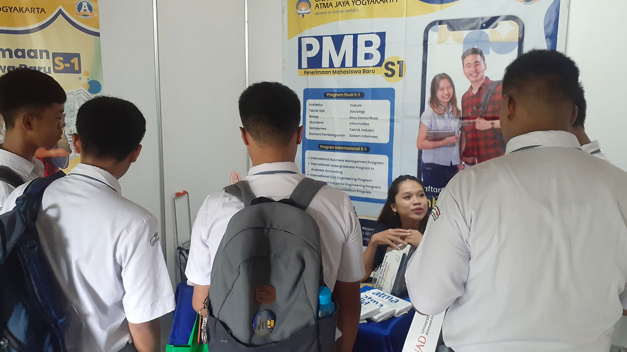 BUKA WAWASAN: Kegiatan Skagata Career Day 2023 yang digear oleh SMKN 3 Jogja. Acara tersebut untuk memfasilitasi siswa agar tidak bingung setelah lulus sekolah.(RIZKY WAHYU/RADAR JOGJA)