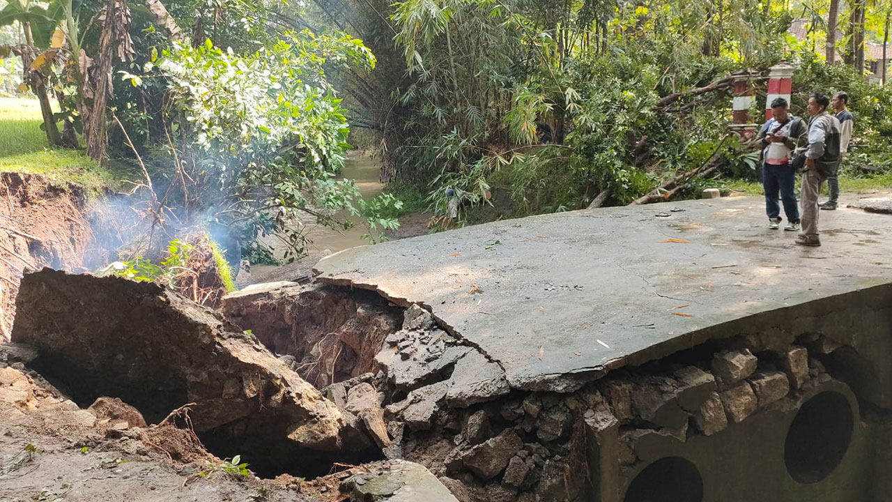 MENUNGGU PERBAIKAN - Kondisi jalur alternatif berupa jembatan penghubung antara Kalurahan Kampung dengan Jurangjero, Ngawen putus pasca diterjang banjir kemarin (4/5).