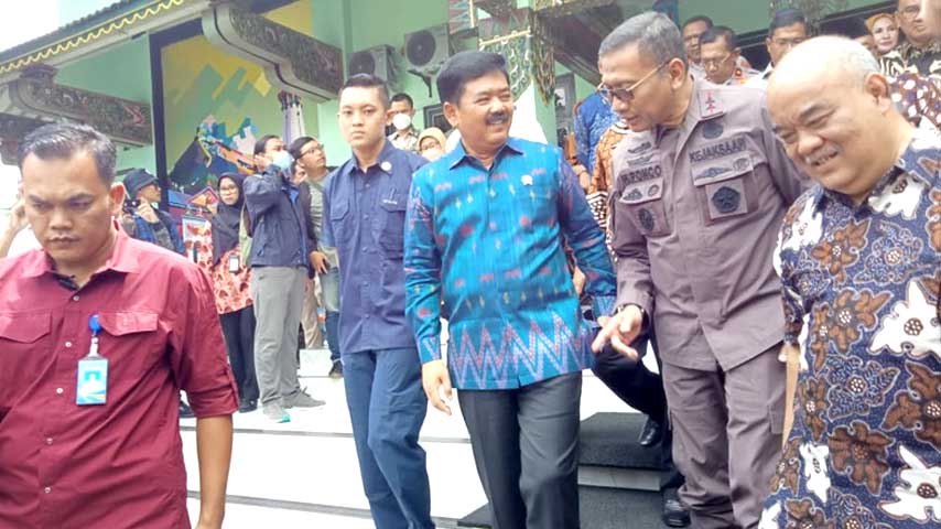 CONCERN TKD: Menteri ATR/Kepala BPN Hadi Tjahjanto, Wagub Paku Alam X dan Kajati DIJ Ponco Hartanto usai Deklarasi Jogjakarta Kota Lengkap dan Penyerahan Sertipikat Hak Atas Tanah, di Balai Kota Jogja, kemarin (11/5). (Foto: Rizky Wahyu/Radar Jogja)