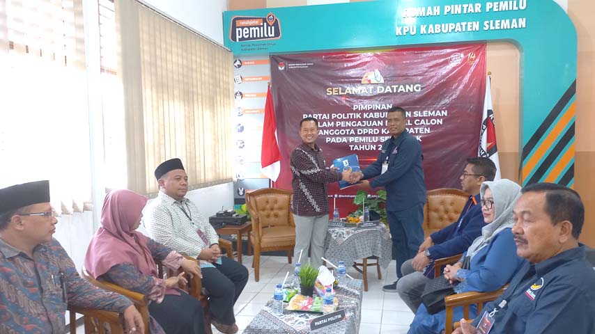 MAJU: Ketua DPC PDI Perjuangan Sleman Koeswanto menyerahkan berkas pendaftaran bacaleg DPRD Sleman Pemilu 2024 kepada Ketua KPU Sleman Trapsi Haryadi di Kantor KPU Sleman kemarin (11/5). MEITIKA CANDRA LANTIVA/RADAR JOGJA