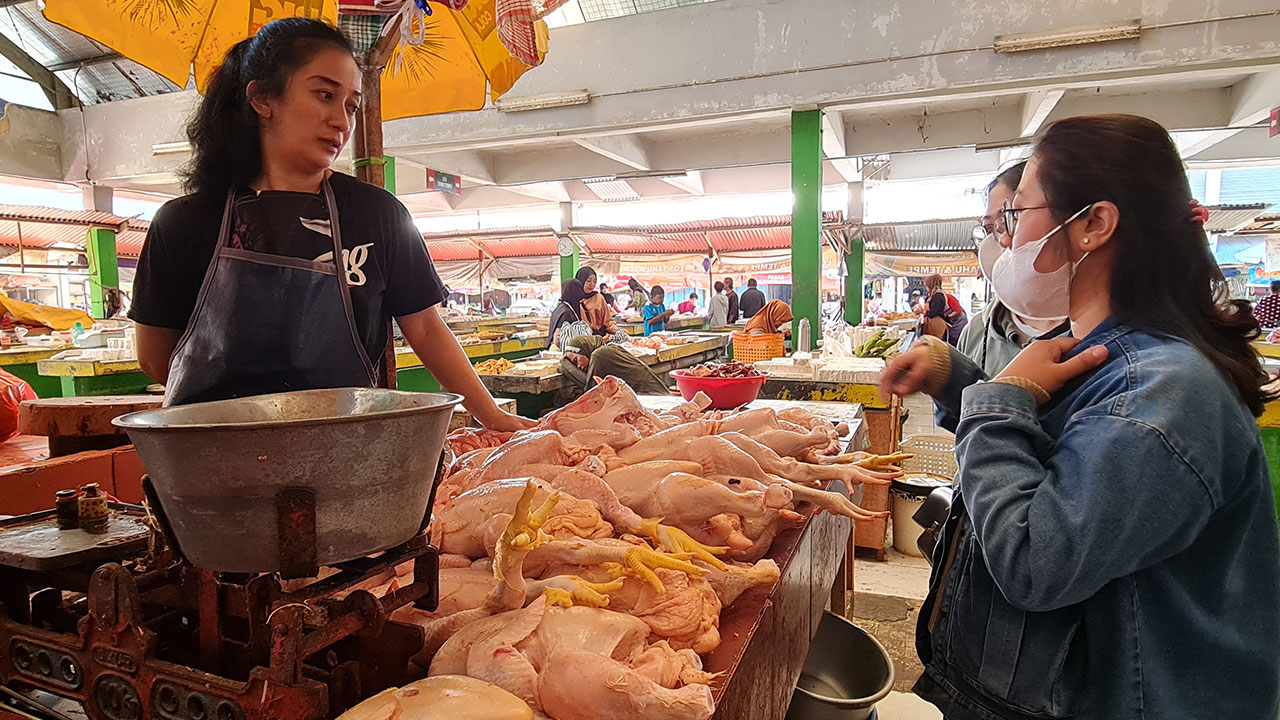 MASIH LARIS: Masyarakat saat membeli ayam ras atau potonh di Pasar Rejowinangun. Meski harga ayam per kilogramnya melejit, namun masih ada masyarakat yang membelinya.(Naila Nihayah/Radar Jogja)