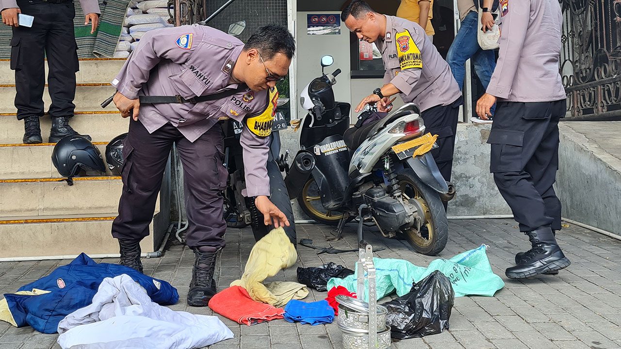 EVAKUASI: Tim kepolisian melakukan evakuasi dan sterilisasi di tempat kejadian perkara (TKP) kantor cabang JNE Mertoyudan, Jumat (5/5).(Naila Nihayah/Radar Jogja)