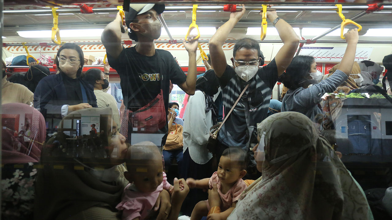 PADAT: Penumpang perempuan membawa balita dalam Kereta Commuter Indonesia (KCI) jalur Jogja-Solo. Sampai saat ini KCI belum mengimplementasikan gerbong khusus perempuan.(ELANG KHARISMA DEWANGGA/RADAR JOGJA)