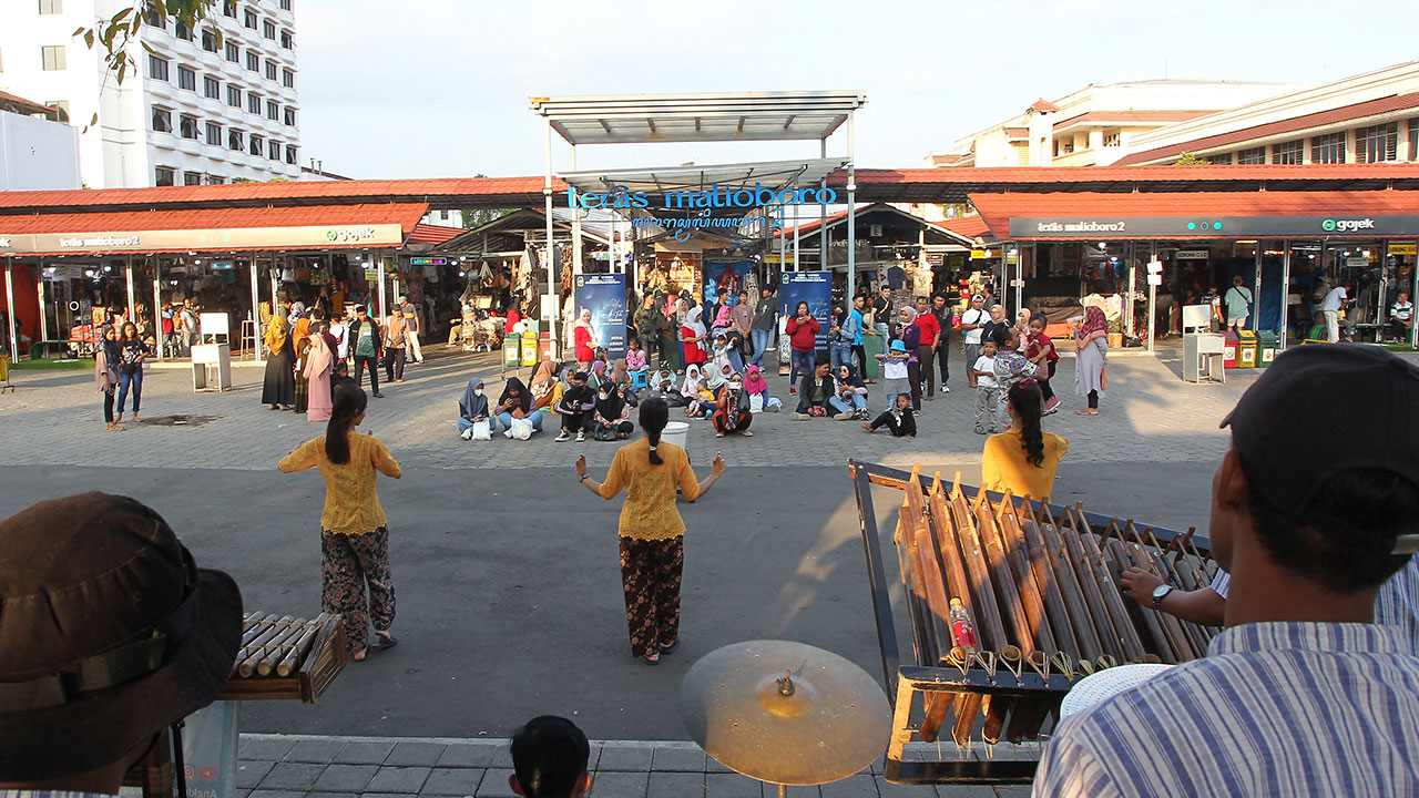 DAYA TARIK: Suasana aktivitas di Teras Malioboro 2, Kota Jogja, kemarin (29/5). DPRD Kota Jogja menemukan adanya pedagang "hantu" di Teras Malioboro 2 dimana sebelumnya tidak berjualan sebagai PKL di Malioboro lalu mendapat lapak di lokasi terse