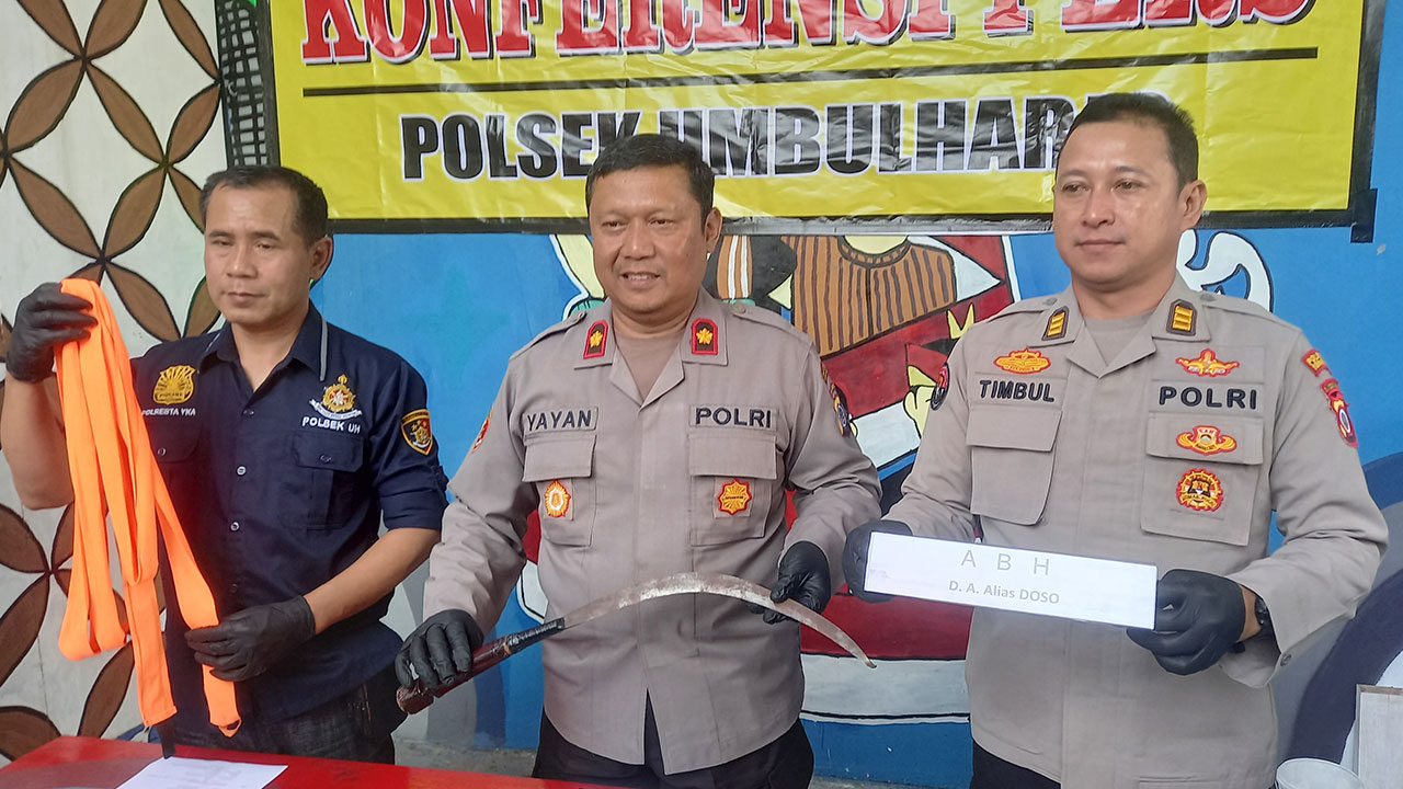BARANG BUKTI: Suasana konferensi pers di Mapolsek Umbulharjo. Dari kiri, Kanit Reskrim Polsek Umbulharjo AKP Nuri Aryanto, Kapolsek Umbulharjo Kompol Yayan, dan Kasi Humas Polresta Jogja AKP Timbul.(Khairul Ma