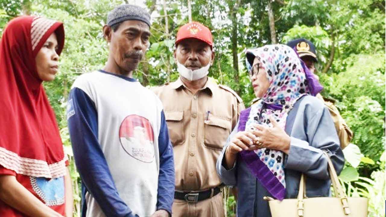 PENGAWASAN: Surotun (kanan) bersama rombongan Komisi A DPRD Bantul berdialog dengan warga terdampak bencana. (istimewa)