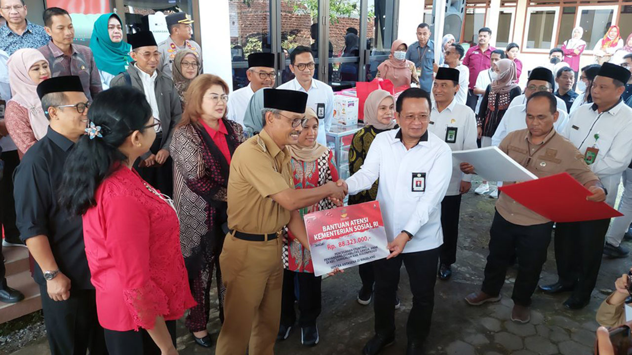 PEDULI: Kemensos RI dan Komisi VIII DPR RI secara simbolis menyerahkan bantuan dan diterima Pj Bupati Kulonprogo Tri Saktiyana di Balai Kapanewon Samigaluh, Kulonprogo, kemarin.(HENDRI UTOMO/RADAR JOGJA)