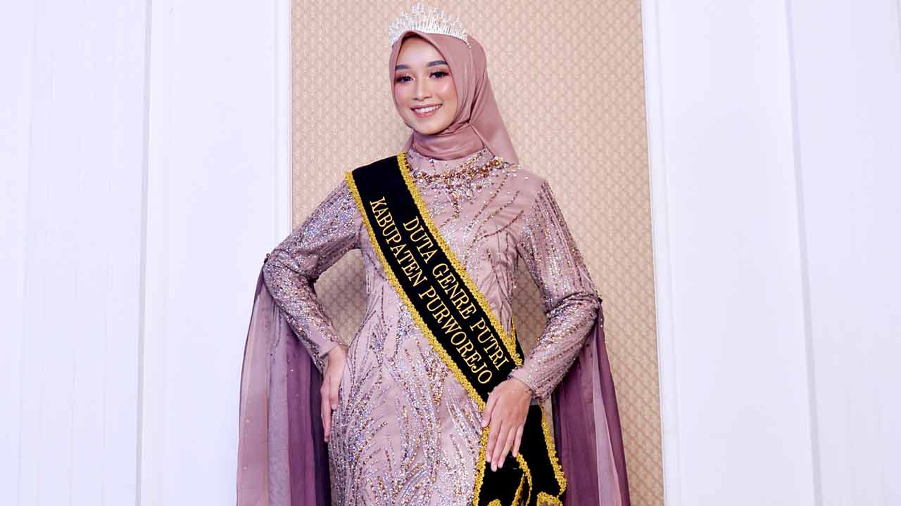 ANGGUN: Penampilan Mahasiswi Ekonomi Universitas Muhammadiyah Purworejo (UMP) Afifa Mauza dalam balutan hijab. Sejak SMP Afifa terbiasa hidup mandiri dan tidak ingin menjadi beban bagi orang tua. (Afifa Mauza untuk Radar Jogja)