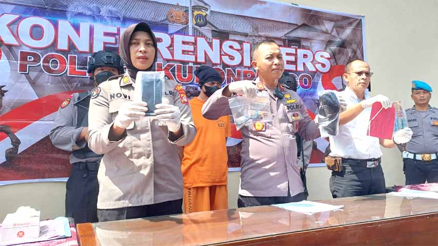 CINTA TERLARANG: Kapolsek Nanggulan Kompol Agus Setiawan saat melakukan menjelaskan kasus pemerasan di Mapolsek setempat, kemarin (9/5). (Foto: Hendri Utomo/Radar Jogja)