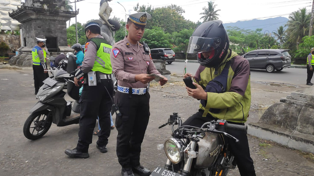 CATAT PELANGGARAN: Satlantas Polresta Magelang melakukan penilangan terhadap para pelanggar lalu lintas di beberapa ruas jalan. Baik tilang secara elektronik maupun manual.(Humas Polresta Magelang untuk radar jogja)