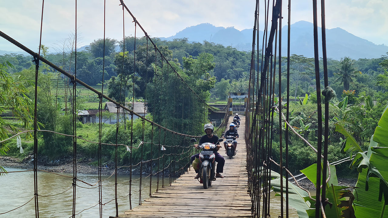 MEMPRIHATINKAN: Kondisi jembatan gantung yang menghubungkan Ngembik Lor, Kramat Utara, Kota Magelang dengan Rejosari, Bandongan, Kabupaten Magelang.(Naila Nihayah/Radar Jogja)
