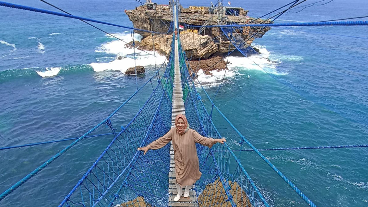 BUTUH NYALI: Suasana Pantai Timang lengkap dengan gondola dan jembatan gantung di Padukuhan Danggolo, Kalurahan Purwodadi, Kapanewon Tepus.(Pengelola Pantai Timang untuk Radar Jogja)