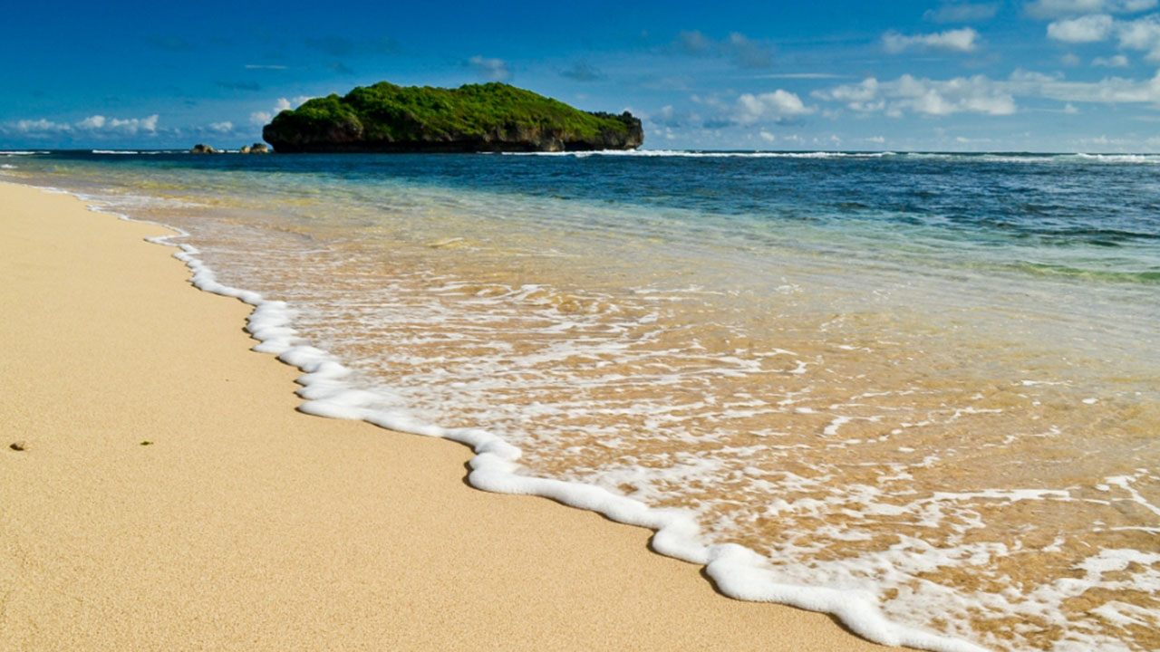 EKSOTIS: Pemandangan pasir putih bersih Pantai Sadranan di Pulegundes II, Sidoarjo, Tepus.(DINAS PARIWISATA GUNUNGKIDUL UNTUK RADAR JOGJA)