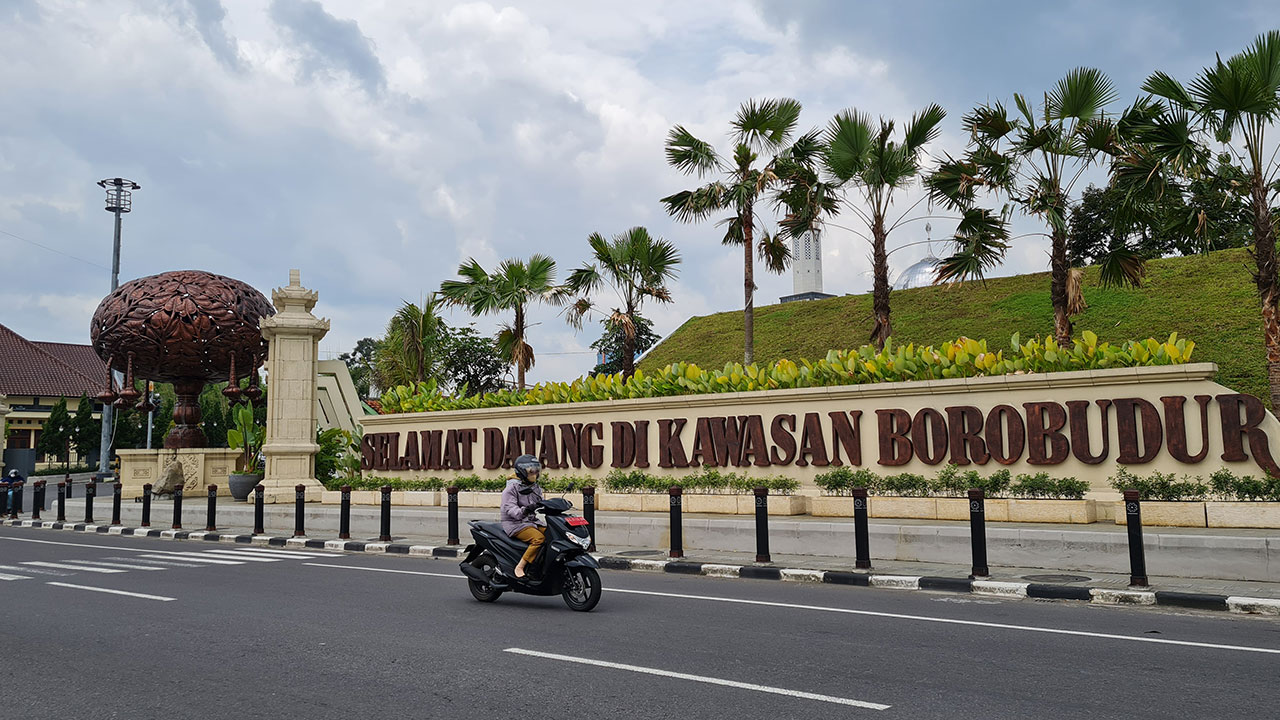 GERBANG KALPATARU: Berdasarkan Peraturan Menteri Keuangan (PMK) Nomor 42 Tahun 2023, tarif Rp 4 ribu-Rp 15 ribu berlaku bagi Badan Layanan Umum (BLU) BPOB pada Kememparekraf. Bukan masuk ke Candi Borobudur.(Naila Nihayah/Radar Jogja)
