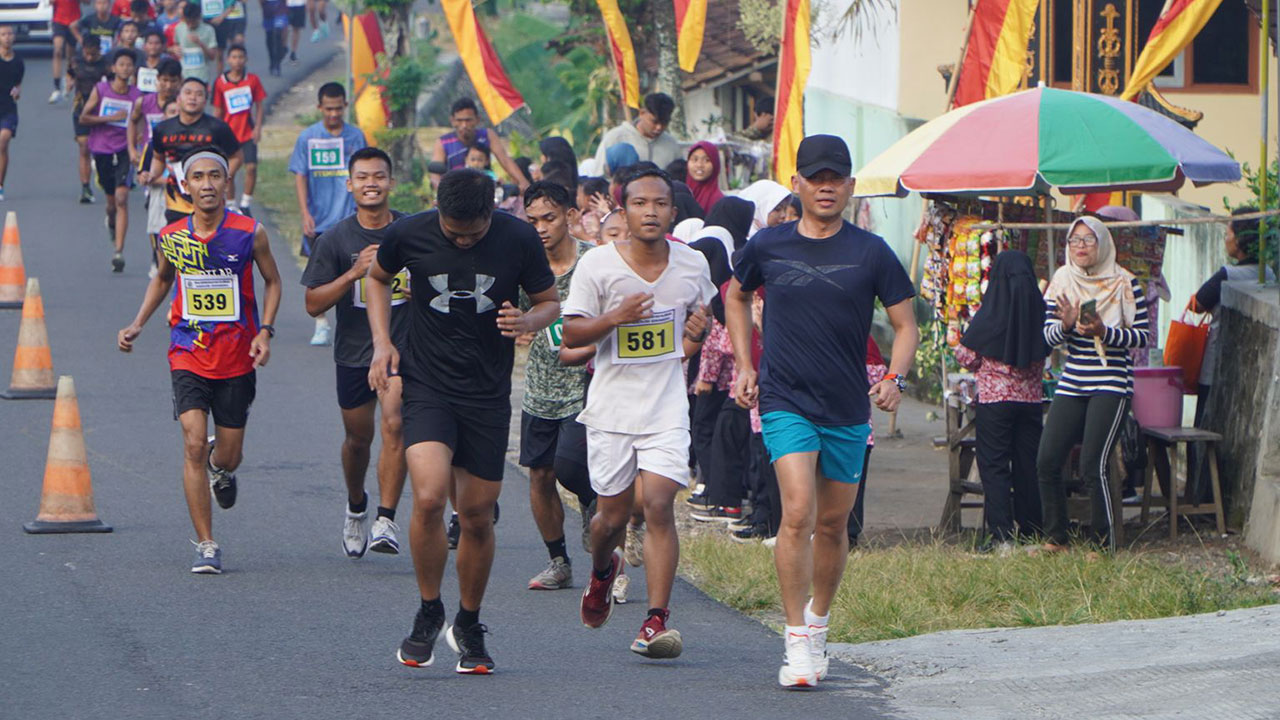 LOMBA LARI: Bupati Gunungkidul, Sunaryanta (bertopi) mengikuti lomba Lari 5K digelar Pemerintah Kabupaten Gunungkidul dalam rangka memeriahkan Hari Jadi ke-192 yang jatuh pada 27 Mei 2023.(Gunawan/radar jogja)