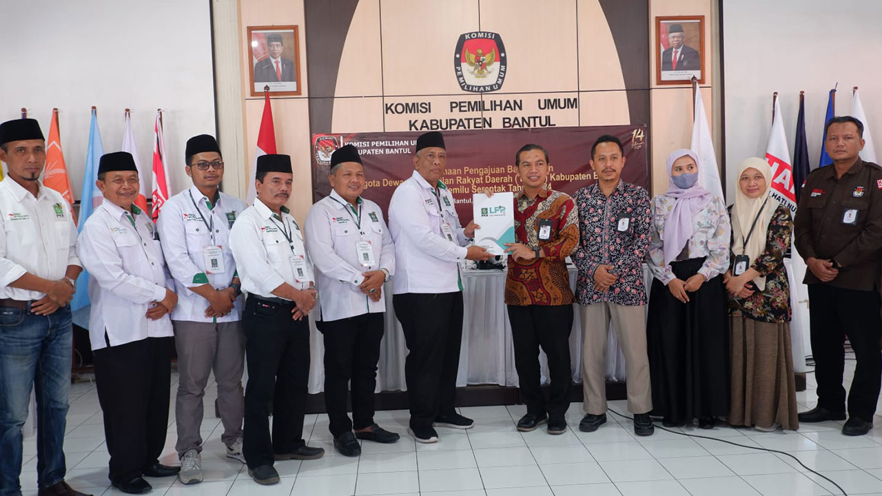 OPTIMISTIS: DPC PKB Bantul saat mendaftarkan bakal calon legislatif (bacaleg) di Kantor KPU Bantul Sabtu (13/5).(DOKUMENTASI DPC PKB BANTUL )