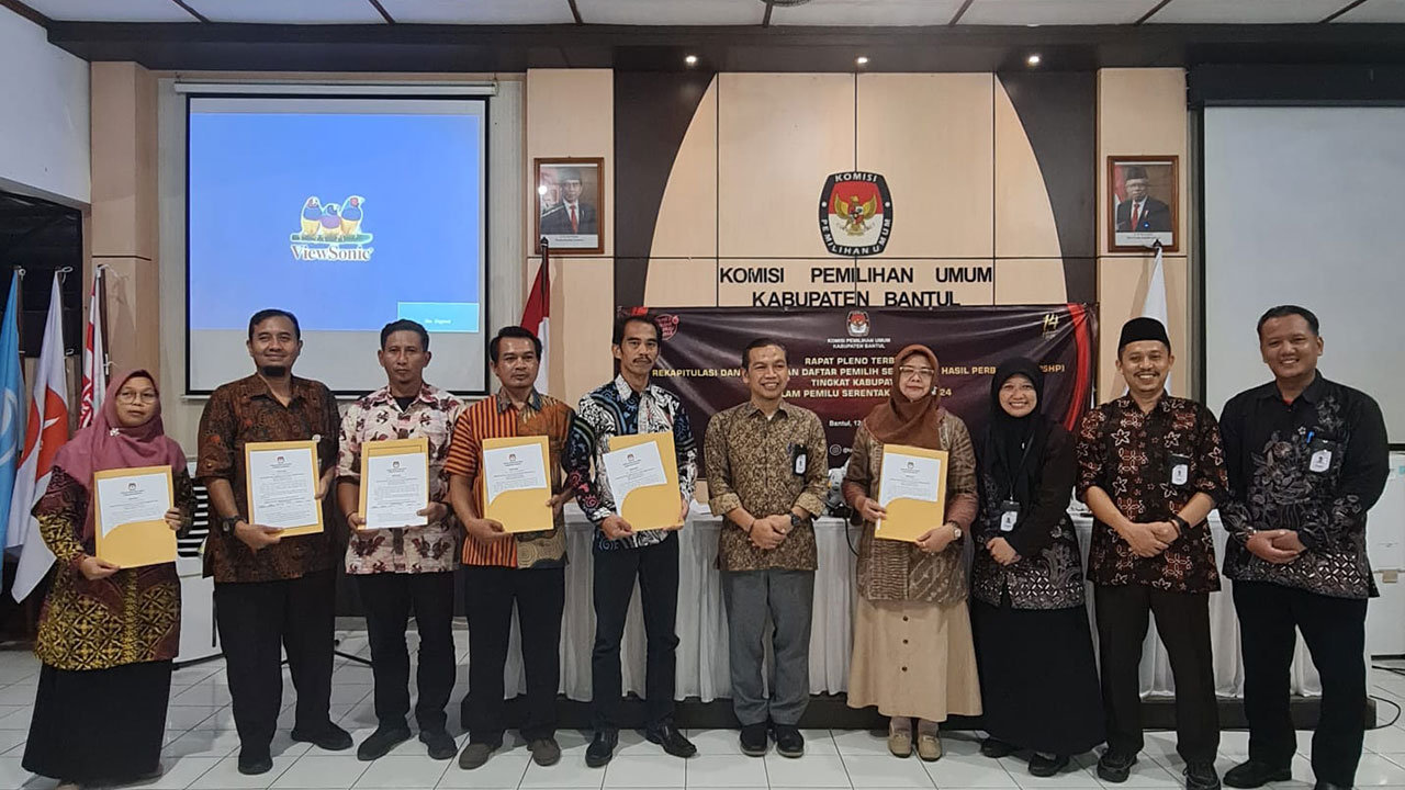 RAPAT PLENO TERBUKA: Suasana penetapan Daftar Pemilih Sementara Hasil Perbaikan (DPSHP) yang dilakukan oleh KPU Bantul bersama pihak-pihak terkait Jumat (14/5).(DOKUMENTASI KPU BANTUL)