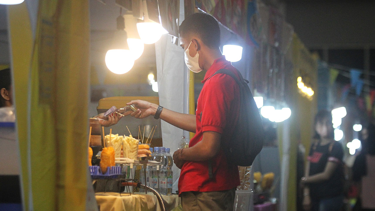 BERAGAM: Masyarakat saat membeli jajanan di stand makanan Jogjakarta. Dinas Sleman menyebut, peminat wisata kuliner selama libur Lebaran lebih tinggi dibandingkan objek wisata.(GUNTUR AGA TIRTANA/RADAR JOGJA )