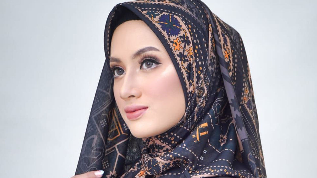 ANGGUN : Dina Amalia dalam ketika berjalan di atas catwalk. Wakil I Roro Purworejo 2023 ini memiliki kegiatan yang super padat sebagai seorang model. Meski begitu, dia memiliki tekad kuat untuk mengenalkan dunia pariwisata Purworejo di mata dunia.(Foto-Fo