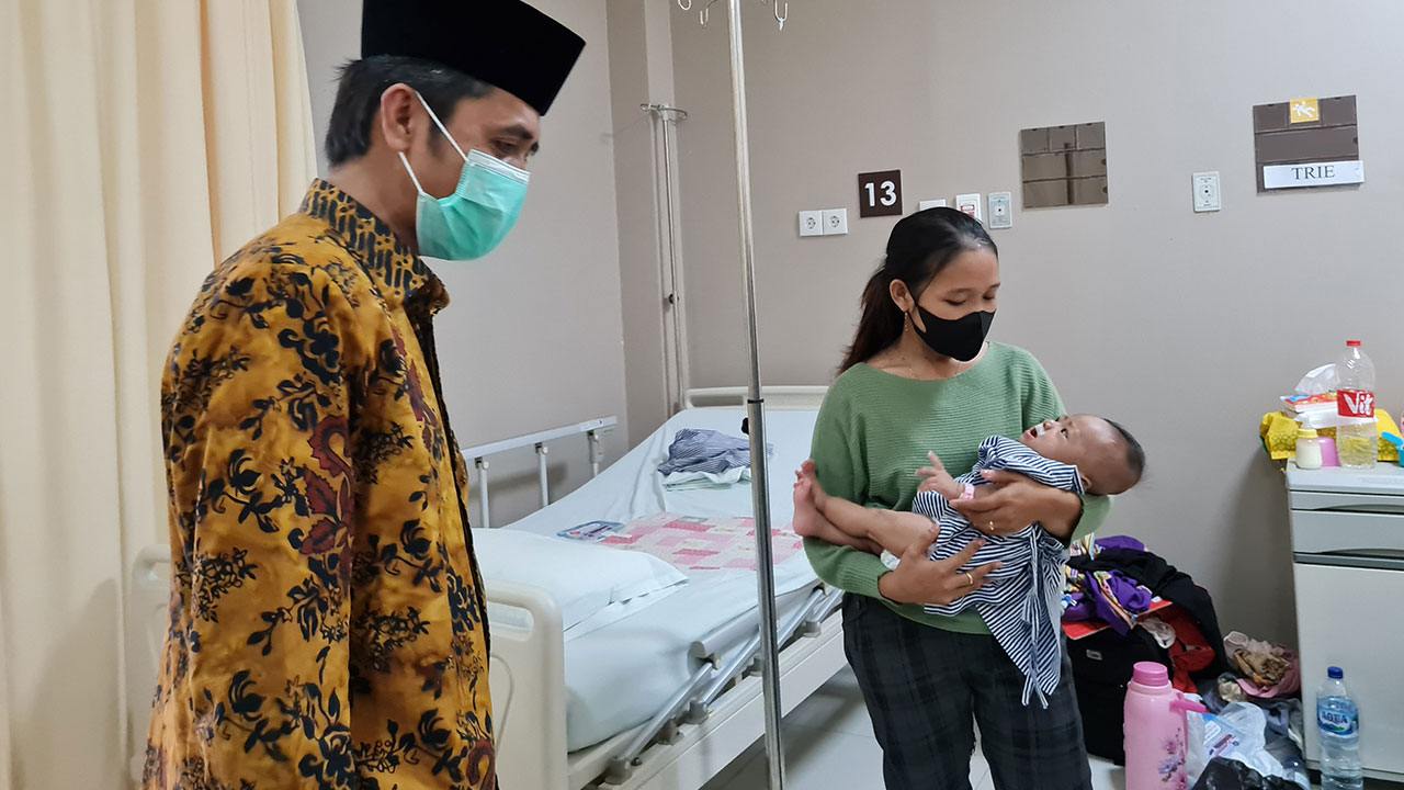 DIOPERASI: Anak dari Amelia berhasil menjalani operasi bibir sumbing di RSU Syubbanul Wathon, Tegalrejo, kemarin (5/5).(Naila Nihayah/Radar Jogja)