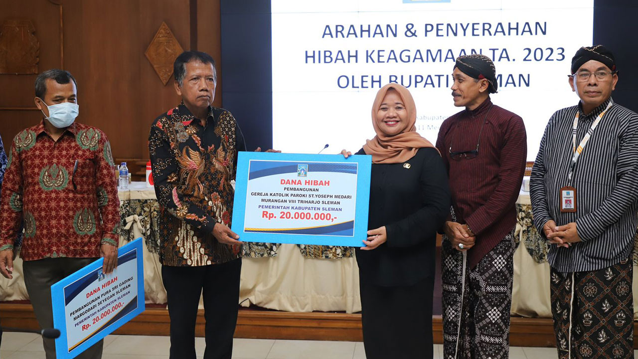 Bupati Sleman Kustini Sri Purnomo menyerahkan bantuan hibah untuk tempat ibadah dan keagamaan kepada perwakilan penerima manfaat di Kompleks Parasamya Pemkab Sleman, kemarin (11/5). (HUMAS PROKOMPIM SETDA SLEMAN)