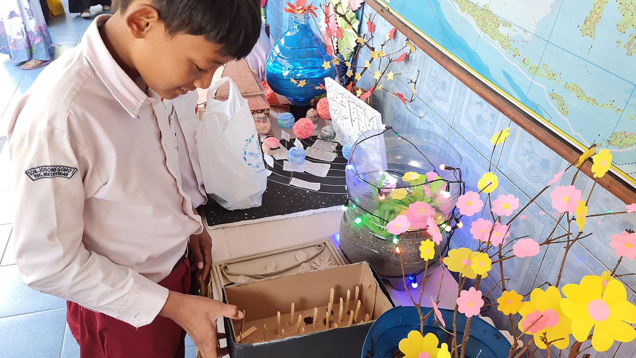 KREATIF: Para siswa di setiap kelas membuat kreasi dari apa yang telah dipelajari pada kegiatan P5. Hal itu bertujuan untuk meningkatkan kognitif dan kreatifitas siswa.(Naila Nihayah/Radar Jogja)