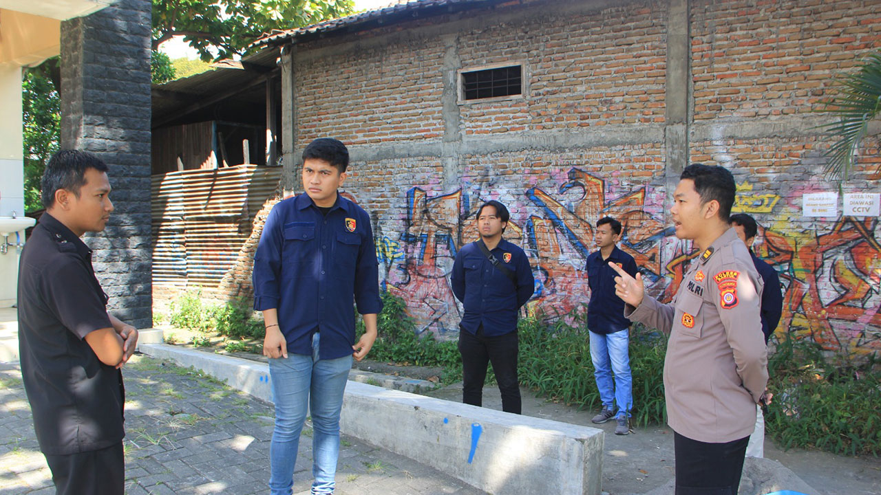 CAPTION: Pihak kepolisian saat melakukan penyisiran di salah satu ruko yang beralamat di Padukuhan Salakan, Bangunharjo, Sewon pada Kamis (25/5). Tempat itu diduga menjadi basecamp salah satu geng sekolah.(I NENGAH JEFFRY FOR RADAR JOGJA )