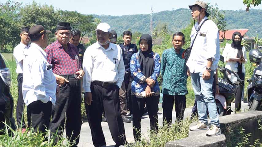SERAP ASPIRASI: Ketua Komisi C DPRD DIY Gimmy Sinaga turun ke Kalurahan Jogotirto, Berbah, Sleman. Banyak aduan masyarakat disampaikan dalam pertemuan tersebut. (Foto: Kusno S Utomo/Radar Jogja)
