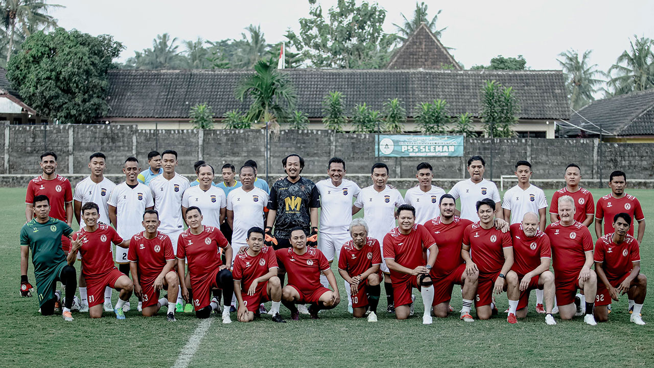 AKRAB: Jajaran pelatih, ofisial tim PSS, dan tim dari Polda DIJ berfoto bersama usai fun football di Lapangan Pakembinangun, Pakem, Sleman Sabtu (20/5).(Dokumen PSS Sleman)