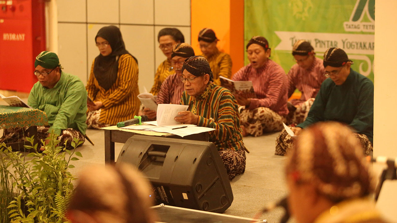 MELAGUKAN : Peserta mengikuti pertunjukan macapat tatag teteg tutug di Hall Phytagoras, Taman Pintar, Jogja, Senin (29/5). Sebanyak 200 peserta dari 14 paguyuban macapat tiap kemantren mengikuti kegiatan itu (ELANG KHARISMA DEWANGGA/RADAR JOGJA)