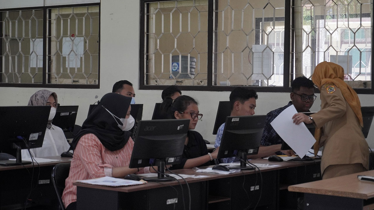 FOKUS: Para peserta UTBK mengikuti ujian kemarin (8/5). Mereka tampak fokus mengerjakan soal demi soal yang ada.(DOK HUMAS UNTIDAR)