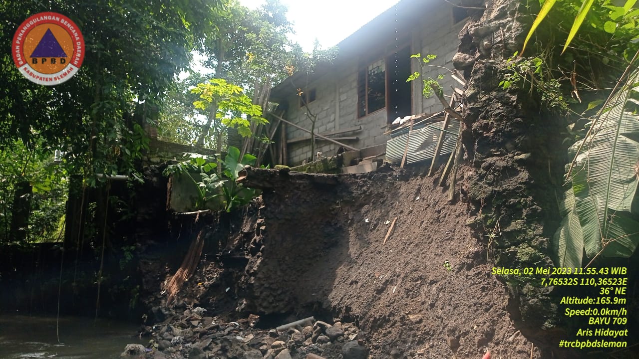 AMBROL : Talud longsor akibat meluapnya Sungai Buntung, Selasa (2/5). (BPBD SLEMAN for RADAR JOGJA)